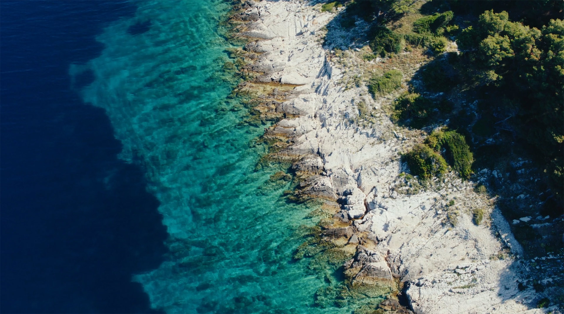 Kraotische Küste mit azurblauem Wasser