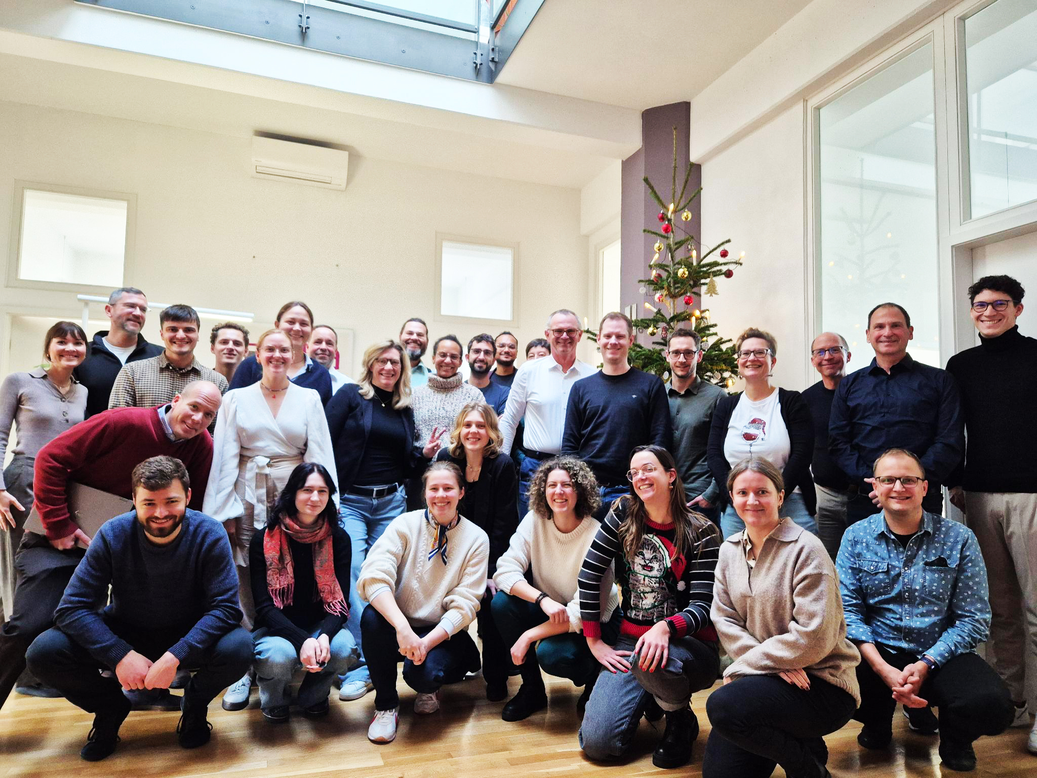 Das Tilia-Team vor dem Weihnachtsbaum in Leipzig