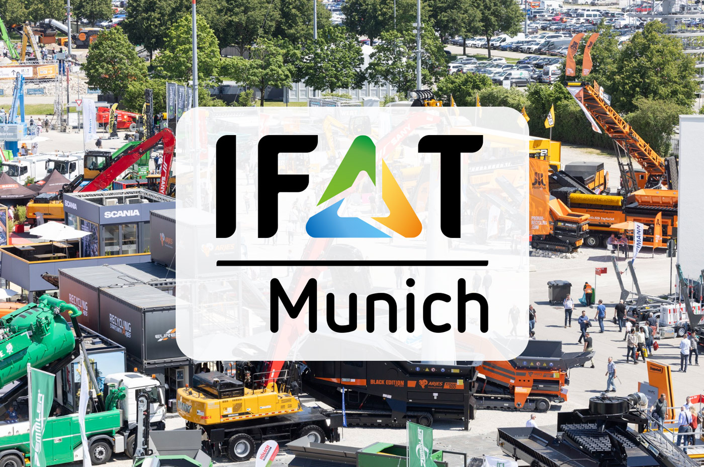 Szene von der IFAT im Außenbereich mit Maschinen, Kränen und Vielem mehr