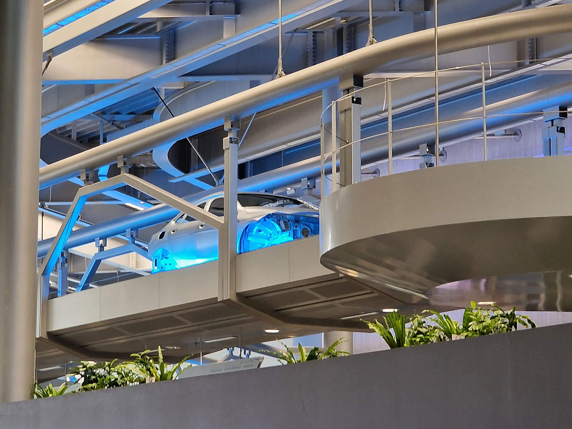 Das Laufband, welches sich durch das BMW-Werk zieht, darauf ein halbfertiger BMW