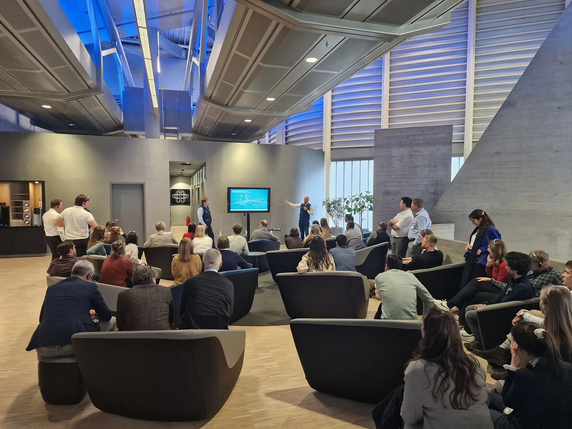 Zahlen und Fakten über Das BMW-Werk Leipzig werden an das Team der Tilia vermittelt