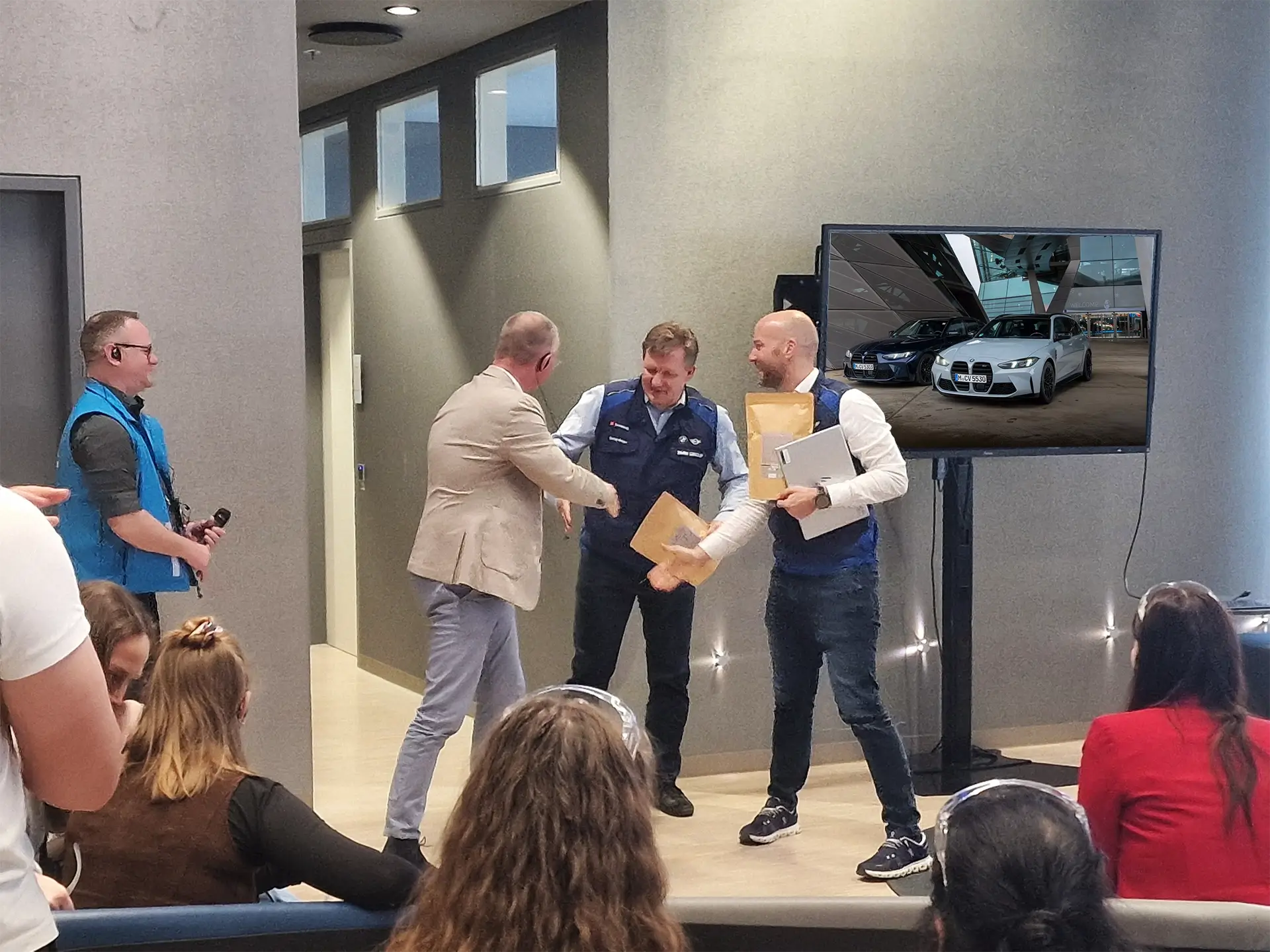 Christoph Hug übergibt Tilia-Lindentee an die Moderatoren der BMW-Werksführung