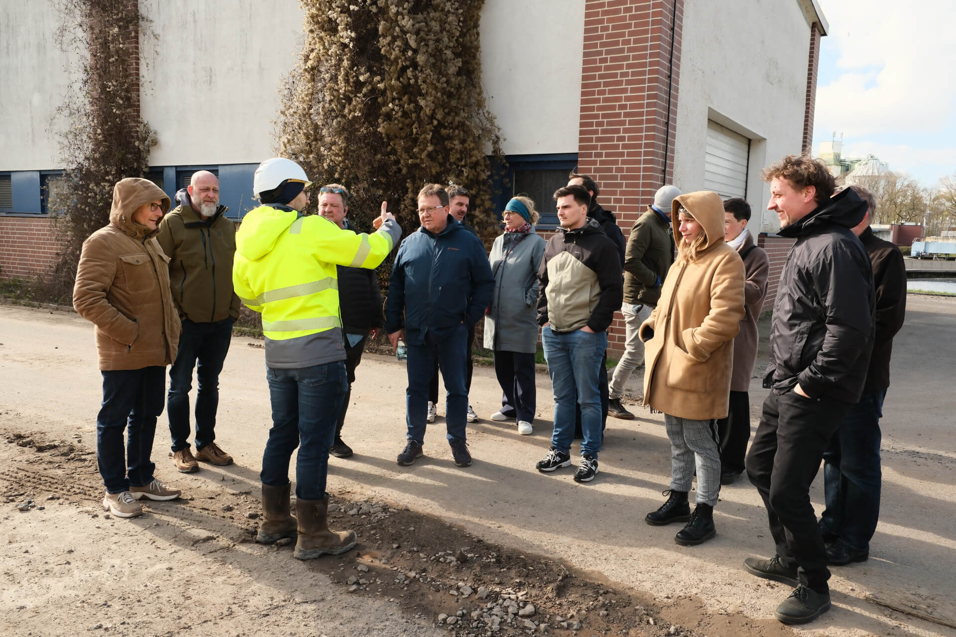 Georg Enke erklärt den Erweiterungsbau des Klärwerks Rosenthal Leipzig