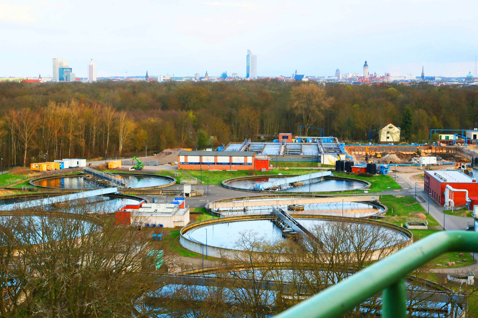 Aussicht über das Klärwerk, im Hintergrund die Skyline von Leipzig