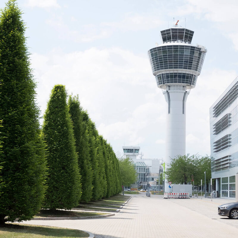 Blick auf den Tower des Flughafen Münchens