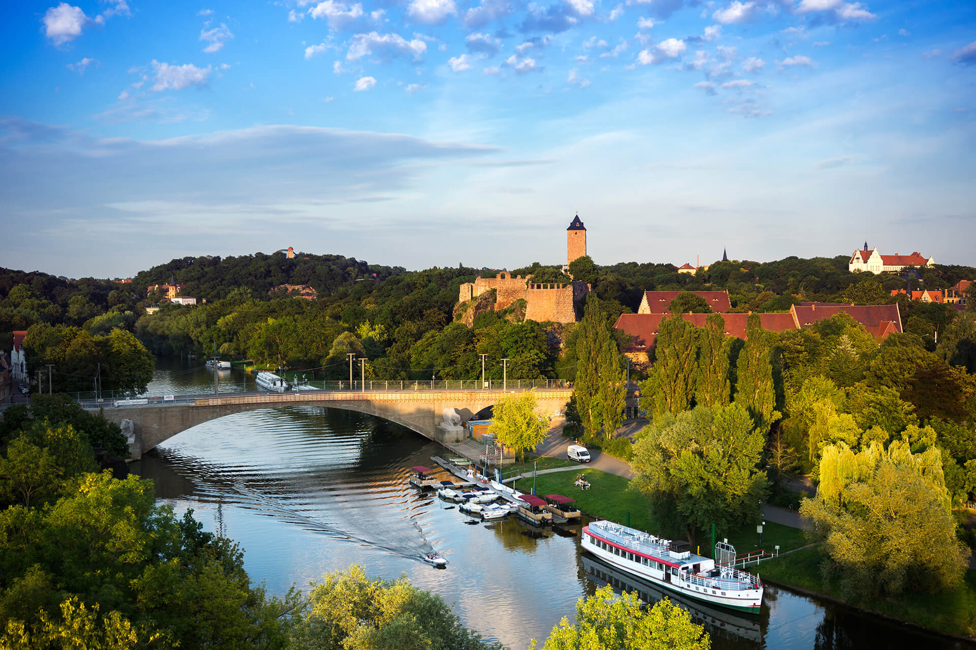 Blick auf die Saale und Burg Giebichenstein in Halle an der Saale