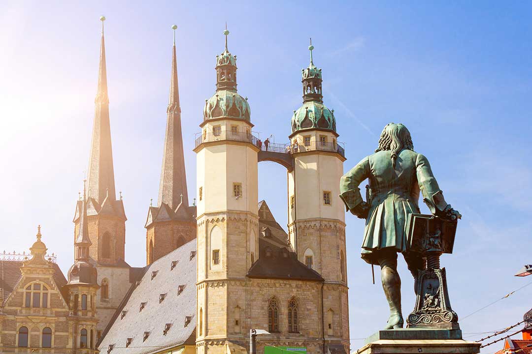 Hallescher Marktplatz mit Dom und Denkmal des Georg Friedrich Händel